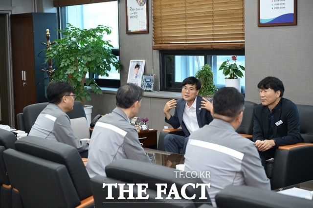 변광용 거제시장이 삼성중공업 관계자들과 간담회를 갖고 있다. /거제시