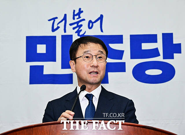 한병도 더불어민주당 원내대표가 29일 오후 서울 여의도 국회에서 열린 의원총회에 참석해 모두발언을 하고 있다. /국회=배정한 기자