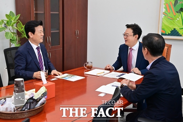 조규일(왼쪽) 진주시장이 김성원 국회 산업통상자원중소벤처기업위원회 위원장을 만나 대한민국 기업가정신관 건립의 필요성을 설명하고 있다. /진주시