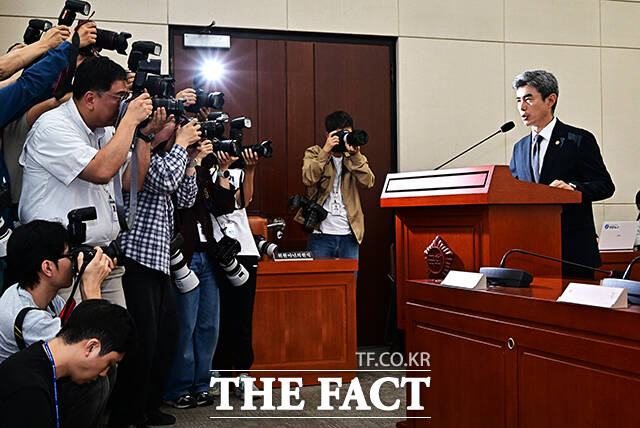 강신철 국방부 장관(왼쪽)이 29일 오후 서울 여의도 국회에서 열린 국방위원회 전체회의에 출석해 비무장지대(DMZ) 지뢰 추정 폭발 사고 관련 질의에 답변을 하고 있다. /국회=배정한 기자