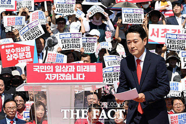 당 전체와 정권의 성과에 대한 평가를 함께 감당해야 하는 대표들과 달리, 이들은 개별 현안에 집중하며 자신만의 정치적 공간을 확보하고 있다는 분석이 나온다. 사진은 장동혁 국민의힘 대표가 22일 오전 서울 여의도 국회 앞 계단에서 열린 이재명 정권 실정 대국민 보고대회에서 발언을 위해 이동하고 있는 모습. /남용희 기자