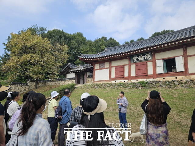 천안교육지원청이 학부모 40명을 대상으로 ‘학부모와 함께하는 내 고장 향토 문화탐방’ 프로그램을 운영했다. /천안교육지원청