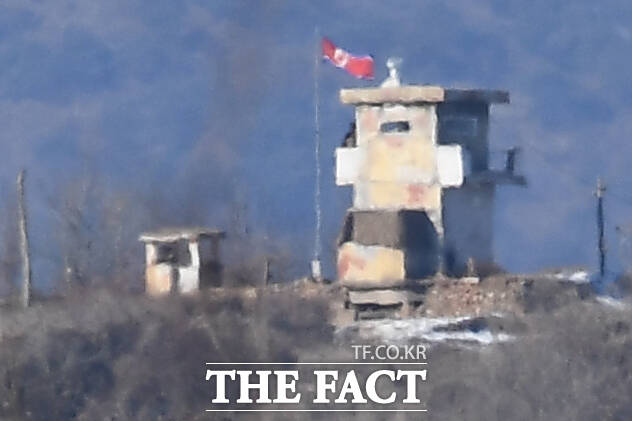 경기 파주시 접경지역에서 바라본 북한군 초소에 병사가 경계 근무를 서고 있다. /더팩트 DB