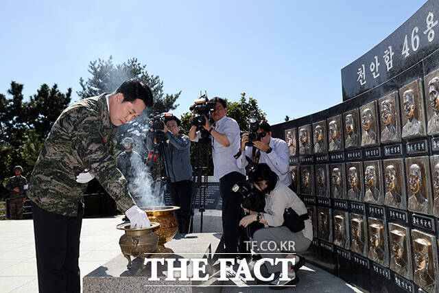 장동혁 국민의힘 대표가 29일 인천 백령도 해병대 제 6여단을 방문해 점심식사 전 장병들을 독려하고 있다. /국회사진기자단