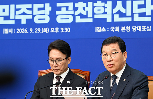 기념촬영하는 이광희 공천혁신단 부단장과 김 대표, 신정훈 단장(왼쪽 네 번째부터) 및 참석자들.