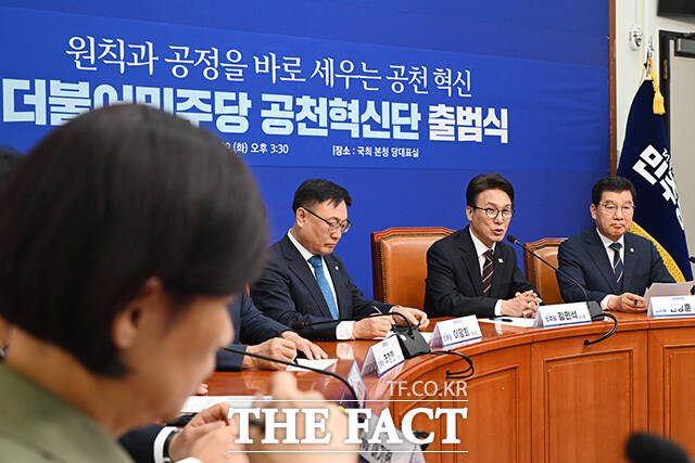 기념촬영하는 이광희 공천혁신단 부단장과 김 대표, 신정훈 단장(왼쪽 네 번째부터) 및 참석자들.
