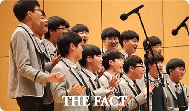 하나고의 '1인2기' 프로그램에 참여하고 있는 학생들. 하나고 학생들은 1학년부터 3학년까지 매주 4일씩 하루 90분간 체육 예술 활동을 하고 있다./하나고