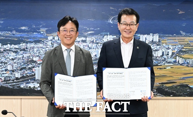 이홍기 거창군수(오른쪽) 와 임영효 한양대학교국제병원장이 진료 협약 체결 후 기념 촬영을 하고 있다. /거창군