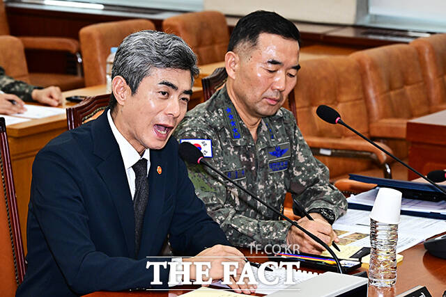 강신철 국방부 장관(왼쪽)이 29일 오후 서울 여의도 국회에서 열린 국방위원회 전체회의에 출석해 비무장지대(DMZ) 지뢰 추정 폭발 사고 관련 질의에 답변을 하고 있다. /국회=배정한 기자
