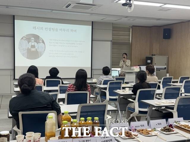 전남광주시 농업기술센터는 29일 스마트농업교육관에서 지역 농산물 기반의 소비자 선호 제품 발굴을 위한 '2026년 레시피 상품화 컨설팅 최종 성과공유회'를 개최했다. /전남광주시