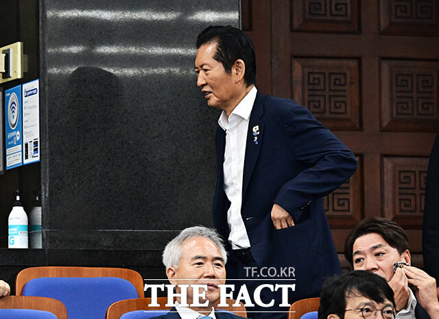 정청래 더불어민주당 의원(오른쪽)이 29일 오후 서울 여의도 국회에서 열린 의원총회에 참석하고 있다. /국회=배정한 기자