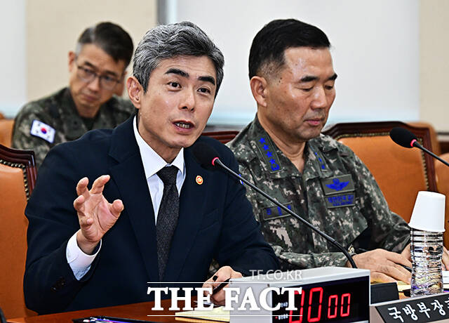 강신철 국방부 장관(왼쪽)이 29일 오후 서울 여의도 국회에서 열린 국방위원회 전체회의에 출석해 비무장지대(DMZ) 지뢰 추정 폭발 사고 관련 질의에 답변을 하고 있다. /국회=배정한 기자