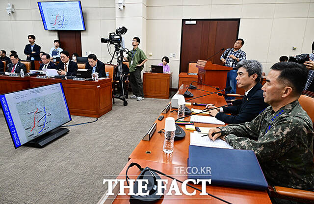 강신철 국방부 장관(왼쪽)이 29일 오후 서울 여의도 국회에서 열린 국방위원회 전체회의에 출석해 비무장지대(DMZ) 지뢰 추정 폭발 사고 관련 질의에 답변을 하고 있다. /국회=배정한 기자