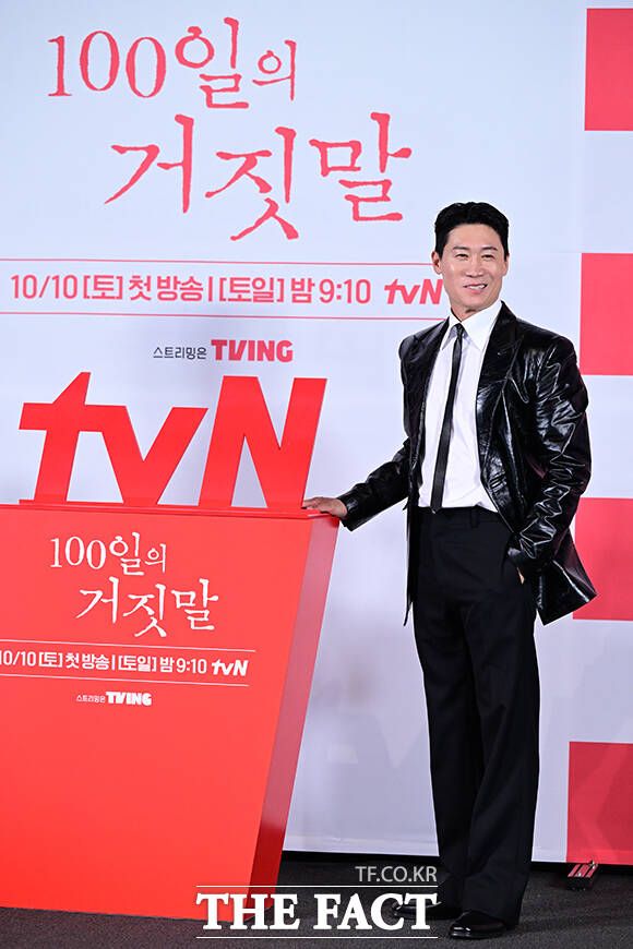 이날 포토타임에 나선 진선규가 사회자로 참석한 박경림의 