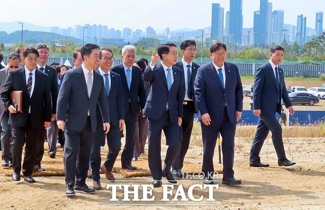 조정식 국회의장(앞줄 왼쪽 3번째)이 29일 국회세종의사당 건립 예정 부지에서 조상호 세종시장(오른쪽 2번째), 김종민 의원(앞중 왼쪽), 강준현 의원(왼쪽 2번째) 등과 함께 둘러보고 있다. /김형중 기자