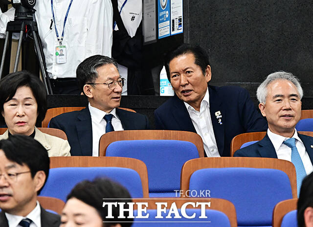 정청래 더불어민주당 의원(오른쪽)이 29일 오후 서울 여의도 국회에서 열린 의원총회에 참석하고 있다. /국회=배정한 기자