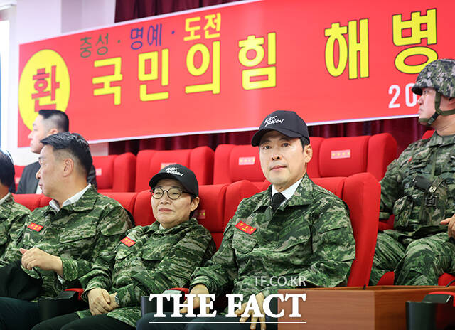 장동혁 국민의힘 대표가 29일 인천 백령도 해병대 제 6여단을 방문해 장병들을 격려하고 있다. /국회사진기자단