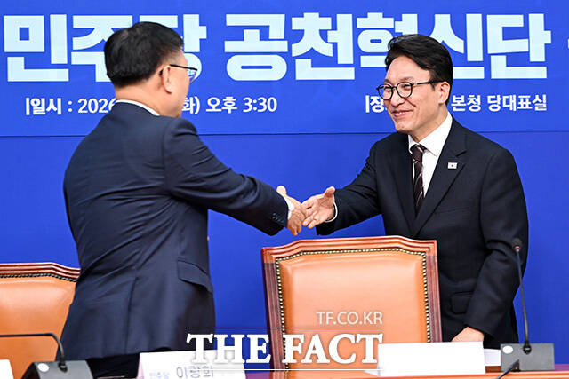 기념촬영하는 이광희 공천혁신단 부단장과 김 대표, 신정훈 단장(왼쪽 네 번째부터) 및 참석자들.