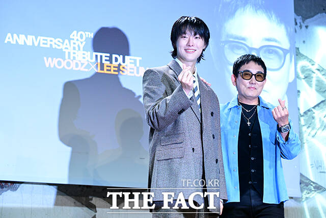 이날 이승철이 인터뷰에서 데뷔 40주년을 회고하며 눈시울을 붉히고 있다.