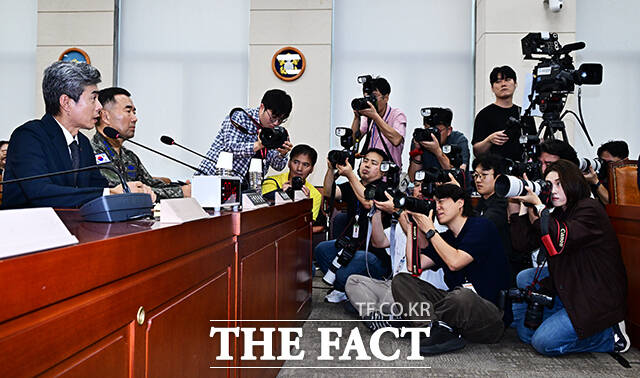 강신철 국방부 장관(왼쪽)이 29일 오후 서울 여의도 국회에서 열린 국방위원회 전체회의에 출석해 비무장지대(DMZ) 지뢰 추정 폭발 사고 관련 질의에 답변을 하고 있다. /국회=배정한 기자