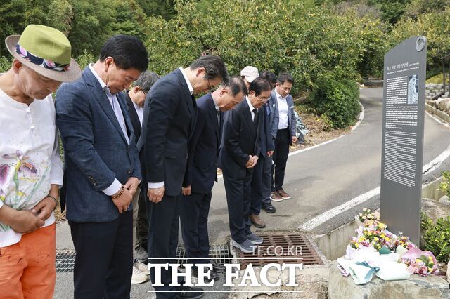 우승희 영암군수(앞줄 3번째)와 양방매 의병장 가족들이 양 의병장 추모비 앞에 헌화하고 있다. /영암군