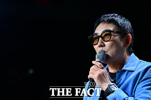 이날 이승철이 인터뷰에서 데뷔 40주년을 회고하며 눈시울을 붉히고 있다.