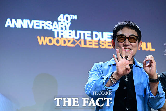 이날 이승철이 인터뷰에서 데뷔 40주년을 회고하며 눈시울을 붉히고 있다.