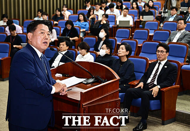 김병주 더불어민주당 의원이 29일 오후 서울 여의도 국회에서 열린 의원총회에 차석해 DMZ 지뢰 폭발 사고 관련 브리핑을 하고 있다. /국회=배정한 기자
