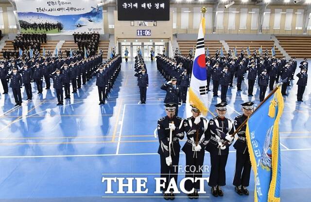 국방부가 공군항공과학고등학교(항과고) 학생의 전학을 허용하고 졸업생에게 중도 전역 기회를 부여하라는 국가인권위원회(인권위) 권고를 제한적 수용했다. 국방부는 이탈자 우려에 전학 허용은 어렵다면서도 진로 안내 및 상담을 강화하겠다고 했다. 사진은 항공과학고등학교 졸업 및 임관식 모습 /공군교육사령부