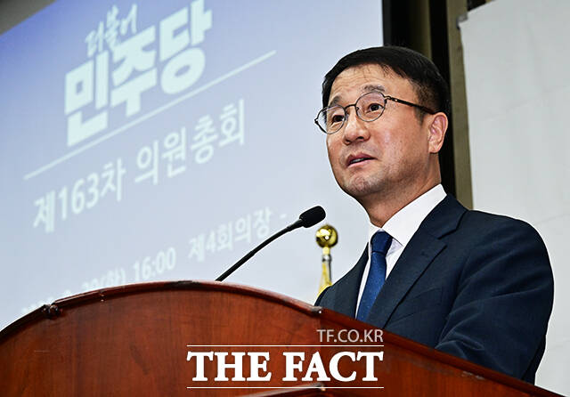 한병도 더불어민주당 원내대표가 29일 오후 서울 여의도 국회에서 열린 의원총회에 참석해 모두발언을 하고 있다. /국회=배정한 기자