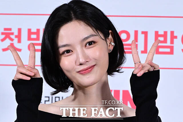 극중 배우 김유정의 시그니처 포즈.