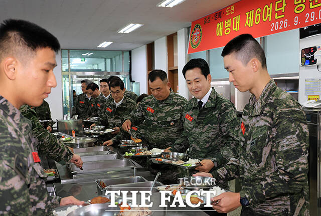장동혁 국민의힘 대표가 29일 인천 백령도 해병대 제 6여단을 방문해 점심식사 전 장병들을 독려하고 있다. /국회사진기자단