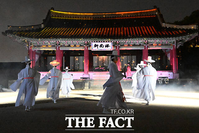 제63회 수원화성문화제 프레스데이가 29일 오후 경기 수원시 화성행궁 낙남헌에서 열린 가운데 야화 3장 '빛의 등용문' 공연이 펼쳐지고 있다. /수원=송호영 기자