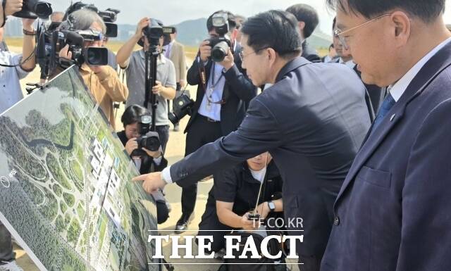 조정식 국회의장이 29일 조상호 세종시장과 함께 국회세종의사당 건립 예정 부지에서 국회의사당 공모 설계작품을 보고 있다. /김형중 기자