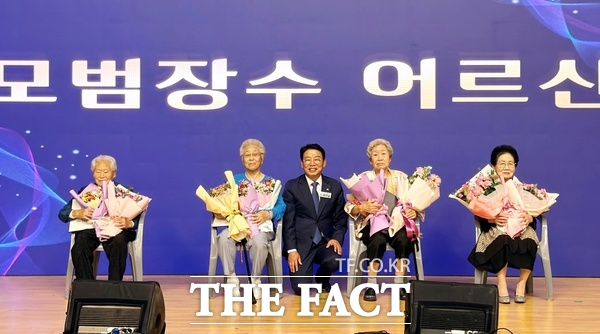 대전시 대덕구노인종합복지관이 29일 대덕문화체육관에서 어르신 1200여 명이 참석한 가운데 제30회 노인의 날 기념식 및 경로위안잔치’를 열었다. 김찬술 대덕구청장이 모범 장수 어르신 5명에게 표창을 수여했다. /대덕구노인종합복지관