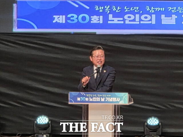 장기수 천안시장이 29일 열린 제30회 노인의 날 기념행사 기념식에서 어르신들의 헌신과 노고에 감사의 뜻을 전하며 축사를 하고 있다. /정효기 기자
