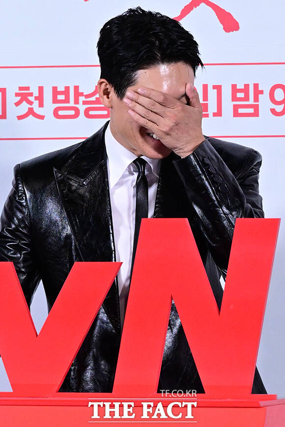 이날 포토타임에 나선 진선규가 사회자로 참석한 박경림의 