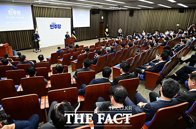 한병도 더불어민주당 원내대표가 29일 오후 서울 여의도 국회에서 열린 의원총회에 참석해 모두발언을 하고 있다. /국회=배정한 기자