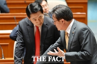  의총에서 머리 맞댄 장동혁-김대식 [포토]