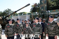  백령도 포병대대 무기체계 설명 듣는 장동혁 대표 [TF사진관]