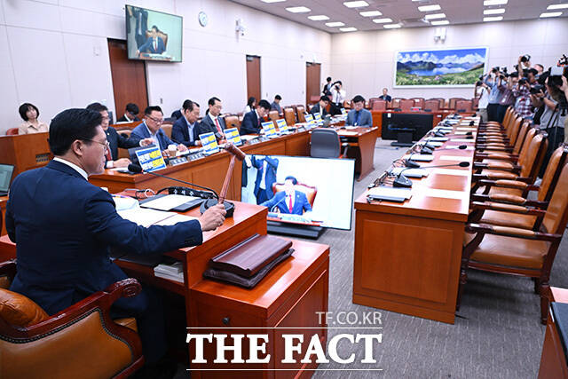 송석준 위원장이 30일 오후 서울 여의도 국회에서 열린 국회 외교통일위원회 전체회의에서 의사봉을 두드리며 회의를 주재하고 있다. 오른쪽은 전체회의 불참으로 비어있는 더불어민주당 의원들의 자리. /국회=남용희 기자