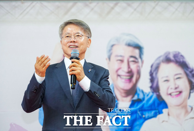 민형배 전남광주통합특별시장이 30일 빛고을체육관에서 열린 '제30회 노인의 날 기념식'에 참석해 어르신들과 인사를 나누고 있다. /전남광주시
