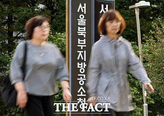 검찰청 폐지와 오는 10월 2일 공소청 개청을 앞둔 30일 서울 북부지방검찰청에서 작업자들이 입구에 설치된 검찰청 간판(왼쪽)을 공소청으로 교체하고 있다.