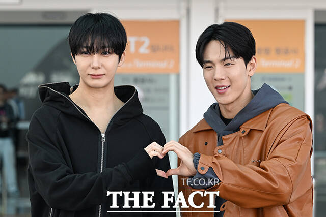 그룹 몬스타엑스의 셔누(오른쪽)와 형원이 30일 오전 파리패션위크 참석차 인천국제공항을 통해 출국하며 취재진과 팬들에게 포즈를 취하고 있다. /인천국제공항=김성렬 기자