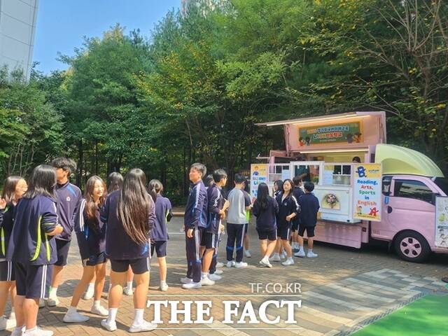 학생들이 '원어민 푸드트럭'에서 영어 체험활동에 참여하고 있다. /경기도교육청