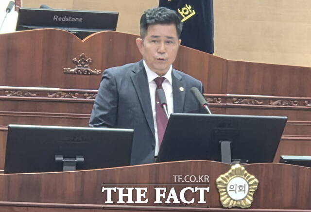 이교희 천안시의회 의원이 제292회 임시회 제2차 본회의 5분 발언에서 시민체육공원의 효율적 활용을 제안하고 있다. /정효기 기자