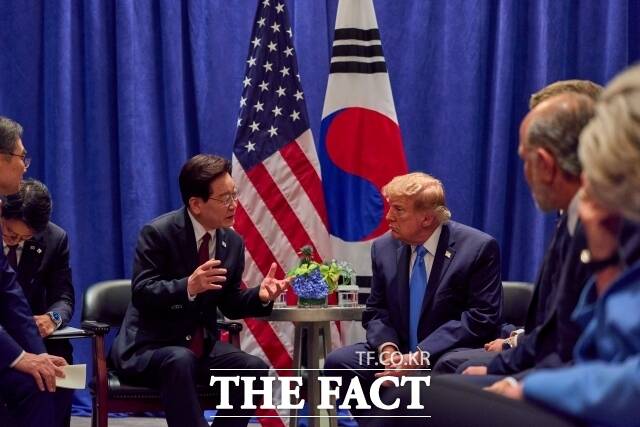 한국과 미국이 다음달 1일 오전 4시 30분쯤(미국 시간 30일 오후 3시 30분) 우리나라의 대(對)미국 투자 프로젝트를 발표한다. 사진은 이재명 대통령이 지난 22일(현지시간) 미국 뉴욕의 한 호텔에서 도널드 트럼프 미국 대통령과 정상회담을 갖고 있다. /청와대