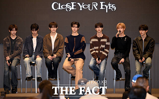 그룹 클로즈 유어 아이즈(CLOSE YOUR EYES)의 켄신, 송승호, 전민욱, 마징시앙, 김성민, 장여준, 서경배(왼쪽부터)가 30일 오후 서울 서초구 더 리버사이드 호텔 몽블랑홀에서 열린 네 번째 미니 앨범 '256th Note' 발매 간담회에 참석해 포즈를 취하고 있다. /박상민 기자