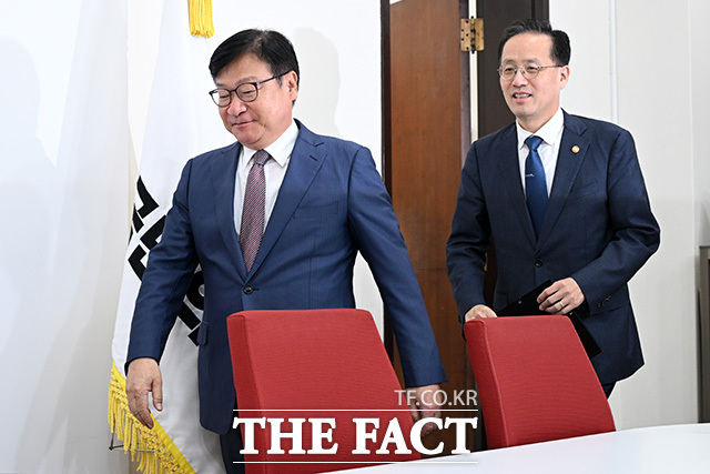 이형일 경제부총리 겸 재정경제부 장관(오른쪽) 만난 정 원내대표.