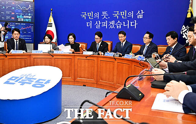 최고위원회의 속개 선언하는 김민석 더불어민주당 대표.